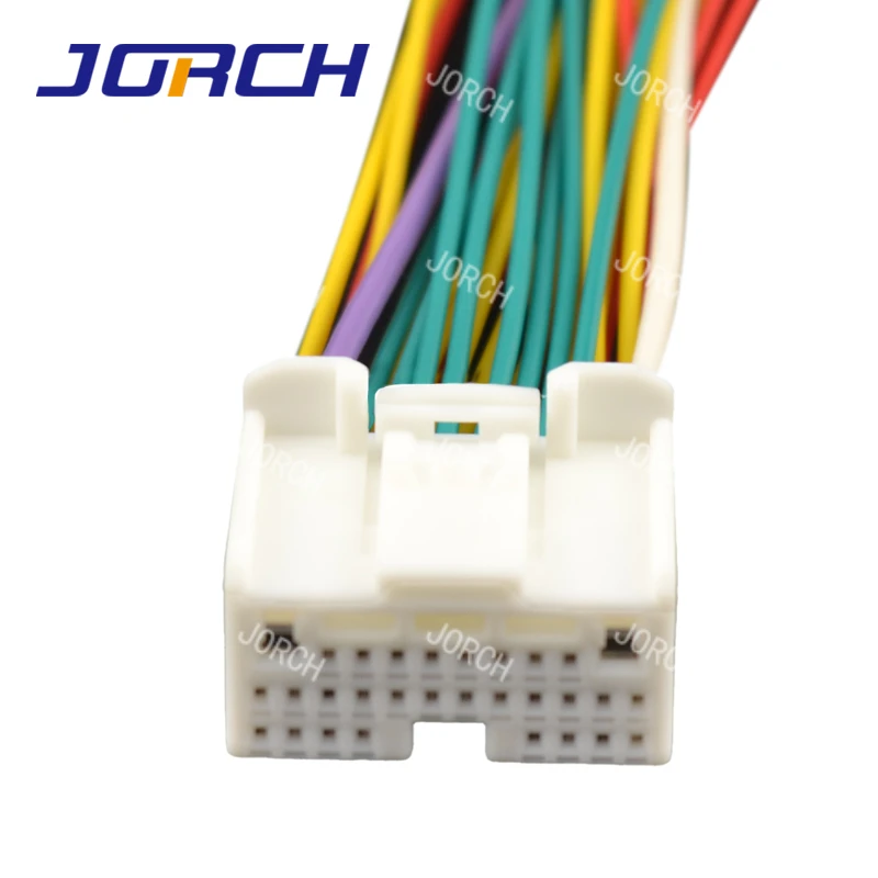 1318758-1 30 reiät Automotive Connector -vahvistimen isäntätulpan kuorivaipan johtosarja